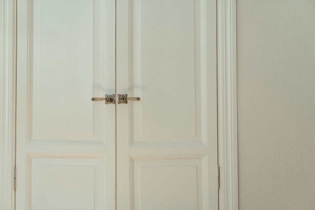 Réparer une porte intérieure soi‑même : guide pas à pas