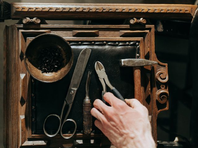 Dès le début : astuces pour restaurer vos meubles anciens facilement