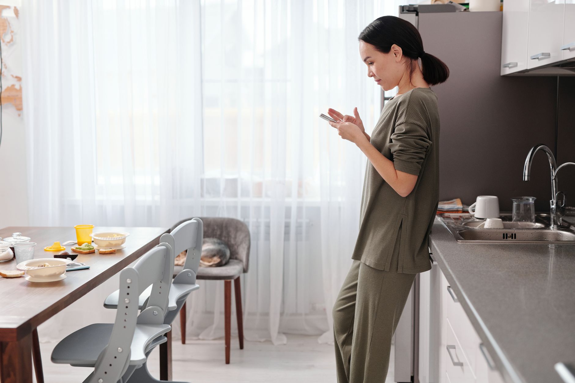 Comment nettoyer efficacement une crédence de cuisine encrassée ?