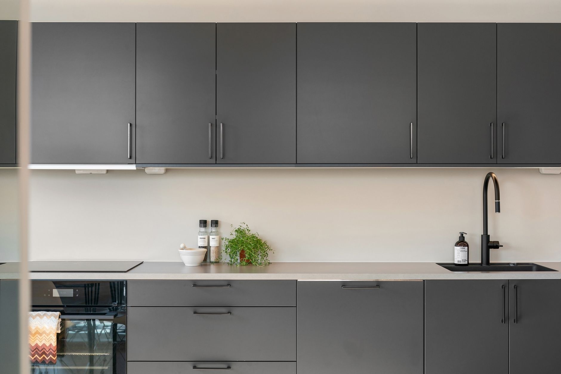 Idées pour organiser un placard de cuisine : méthode et options